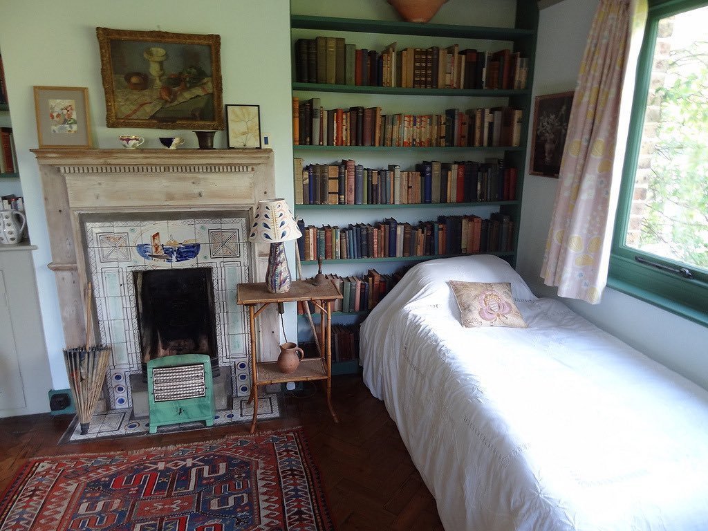 Kutuphanembenim's tweet photo. "Bir kadının parası ve kendine ait bir odası olmalı.'' diyen

Virginia Woolf'un Monk's House'daki yatak odası. ❤️📚 https://t.co/ffhrq8S6bM