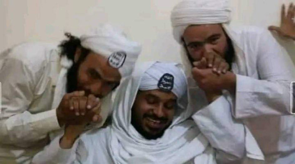 لا أجد أي غرابة في ان يجد مدعي المهدية هذا أتباعا كثر في اليمن الشمالي 
فقد
وجد الحوثي وهو معتوه آخر لا يقل تفاهة وجنونا أتباعا أكثر بكثير.
سيبقى التخلف والجهل والتعصب بيئة خصبة لمثل هؤلاء.