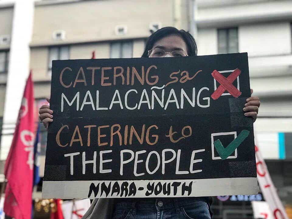 MARCOS, PESTE!

Sa ika-100 araw ng panunungkulan ni Marcos Jr, nagtipon ang iba’t ibang makabayang organisasyon kasama ang NNARA-Youth sa Mendiola upang kundinahin ang kawalang kapabayaan at kapalpakan ni Marcos bilang presidente. 

#MarcosPesteSaMagsasaka
#MarcosFirst100Days