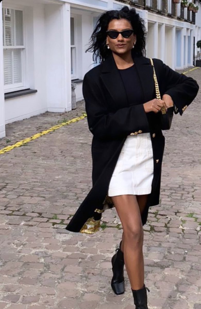 Tehremy_'s tweet photo. simone in her it girl era #simonesaturday https://t.co/iobvQpHQie
