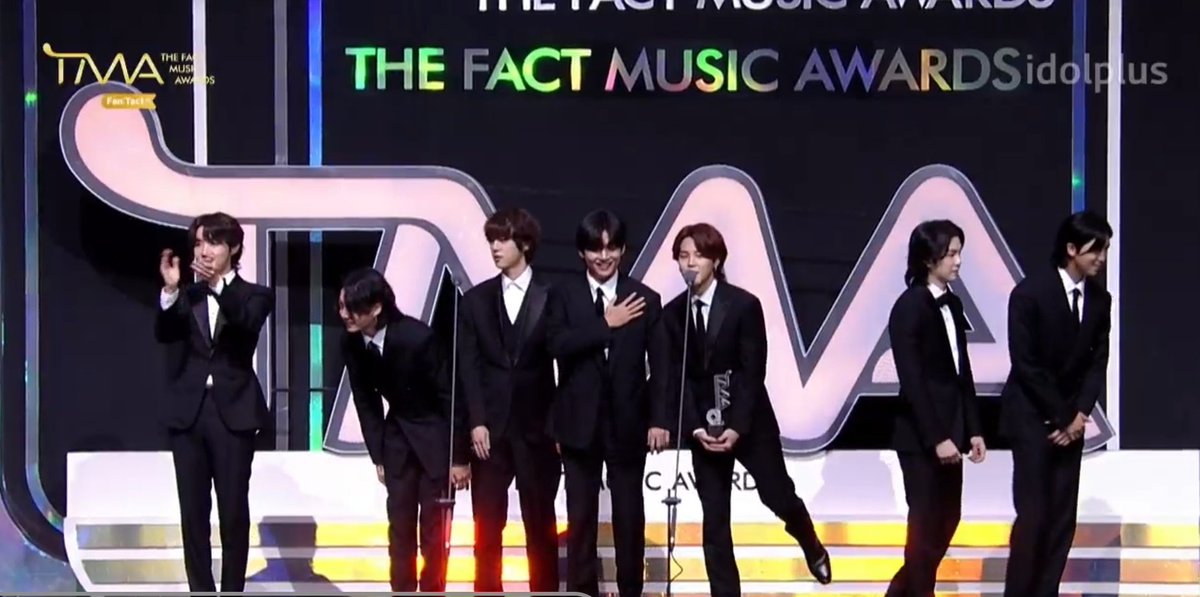 aechauw's tweet photo. CONGRATS YA CINTAKU, sekalinya ot7 borong piala ya kak wkwkwk, mondar mandir stage dengan tingkah lawaknya aku curiga ini emg grup lawak😭😭🤣❤️

BTS BTS BTS
#BTSOnTMA2022 https://t.co/bNHvsFBqH8