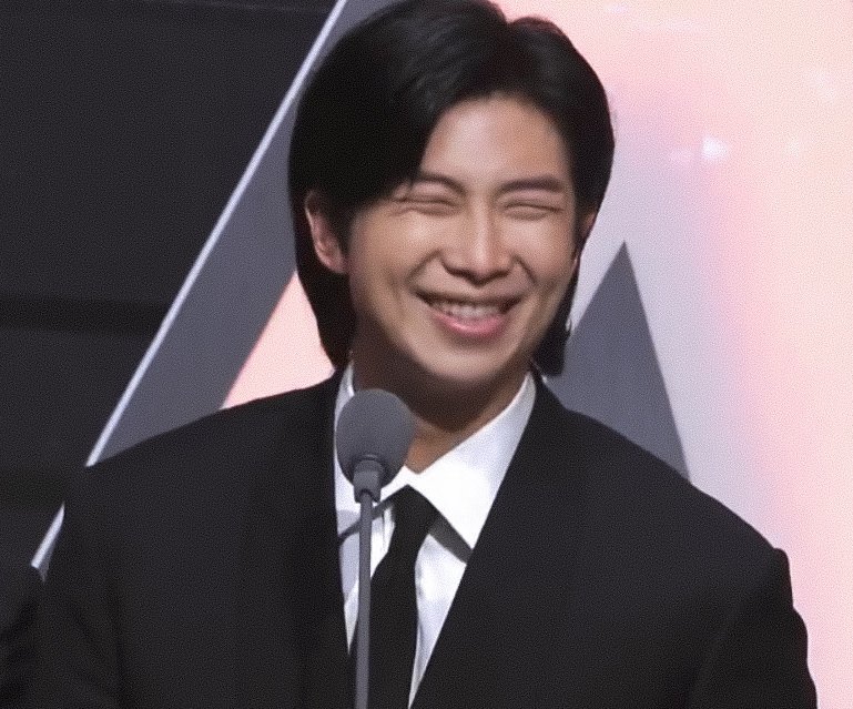 yosoyaleja_'s tweet photo. Si el supiera que sonríe y me alegra hasta lo más profundo del alma, te amamos Kim Namjoon💜
#TheFactMusicAwards2022 https://t.co/kHKtPK6gTR