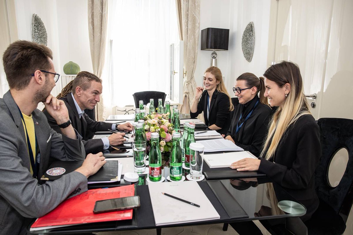 PiratIvanBartos's tweet photo. Another fruitful meeting @GLOBSEC. @Google is an important part of the digital ecosystem in the Czech Republic and the EU. We discussed global challenges of digital transformation and our joint activities during the @EU2022_CZ and in the upcoming months. Thank you, @MartaPoslad! https://t.co/WY5SXn92st