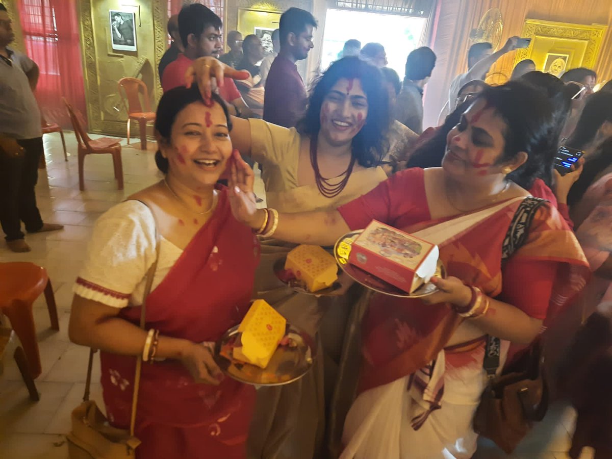 noidakhabar's tweet photo. बलाका दुर्गाउत्सव सेक्टर 61 नोएडा में सिंदूर खेला के आयोजन पर श्रद्धालुओं को खिले चेहरे। #noidakhabar 
@vinodsharmanbt https://t.co/FogsfuWTLl