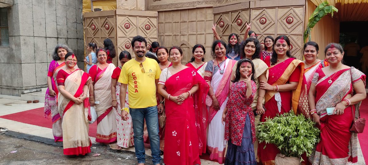 noidakhabar's tweet photo. बलाका दुर्गाउत्सव सेक्टर 61 नोएडा में सिंदूर खेला के आयोजन पर श्रद्धालुओं को खिले चेहरे। #noidakhabar 
@vinodsharmanbt https://t.co/FogsfuWTLl