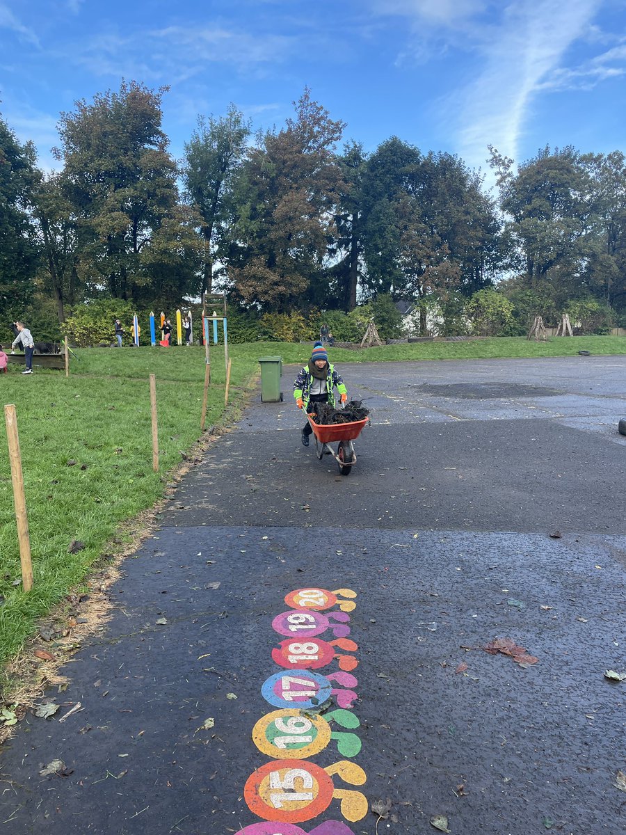 Thank you all our joiners, painters, gardeners and tea makers!! What a great community event to improve and upgrade our playground 👏👏👏 ❤️❤️❤️😀😀😀