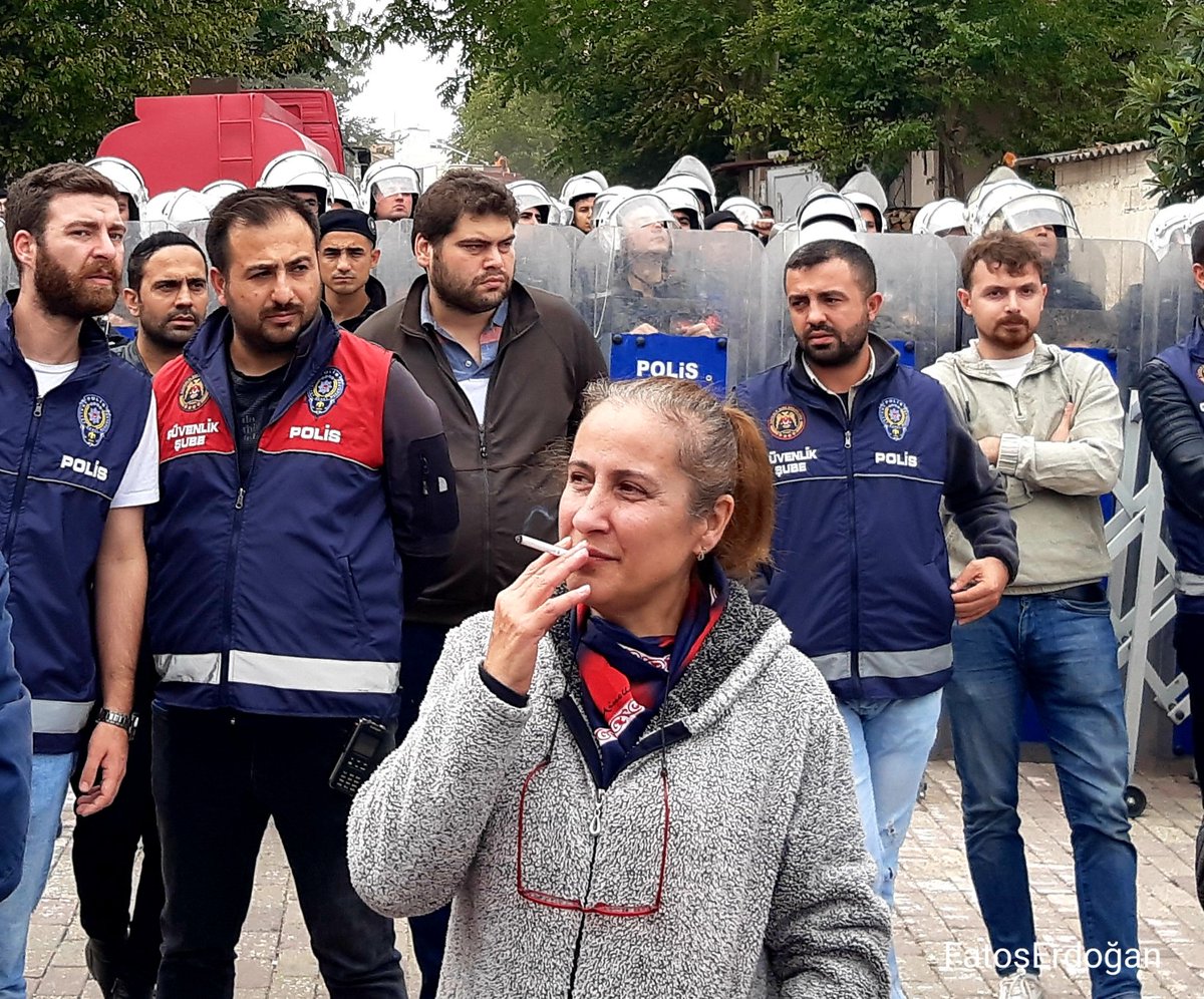 AKP'li Güngören Belediyesi tarafından zorla dönüşüm dayatılan Tozkoparan'a binlerce polisle sabah baskını yapıldı.

Tozkoparan sakinleri yıkım yapılan Örnek bloklarına sloganlarla yürüyüş yaptı.

"Burası Türkiye İsrail Değil!"

#TozkopaRANT 
#TozkoparandaZulümVar