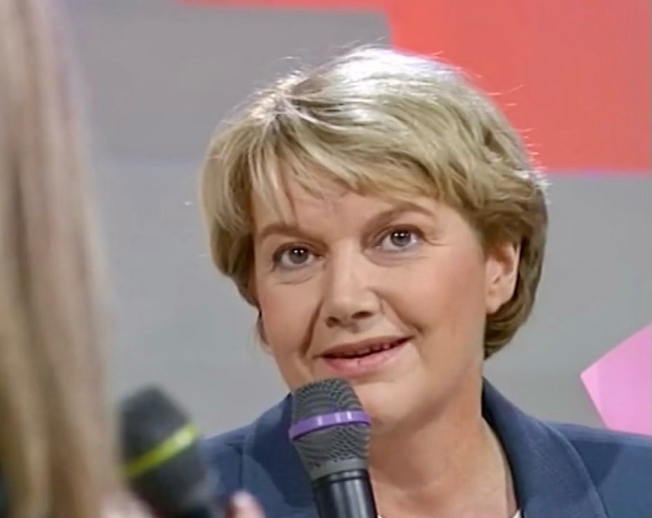 Francetele's tweet photo. France Télévisions salue la mémoire de Martine Allain-Regnault, figure marquante et emblématique du journalisme médical sur Antenne 2 puis France 2, notamment dans l'émission "Savoir plus Santé", avec François de Closets. https://t.co/7MOt93H8WV