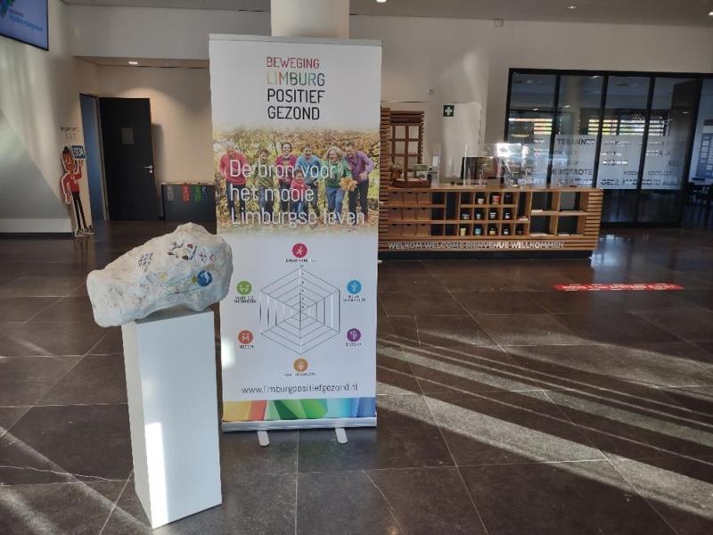 Keipositief XXL is terecht!De volgende gemeente die #Keipositief aandoet blijkt de Zuid Limburgse gemeente Eijsden-Margraten te zijn. De kei heeft een prominente plek gekregen in het gemeentehuis en is ook al voorzien van de ‘signatuur’ van deze gemeenten.
#positievegezondheid