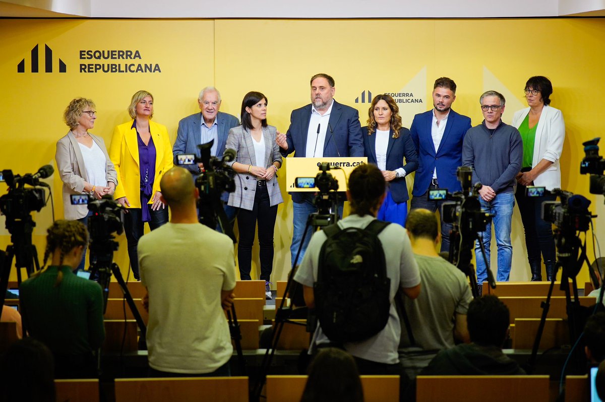 Esquerra_ERC's tweet photo. 🔴 Ara, Oriol @junqueras en roda de premsa: "Volem adreçar-nos al conjunt de la societat catalana. El nostre pensament, cor i acció està amb el país. Volem donar un missatge de confiança, serenitat i esperança. Som capaços com a país✊d'afrontar els reptes que tenim al davant" https://t.co/ohQGFoAAYQ
