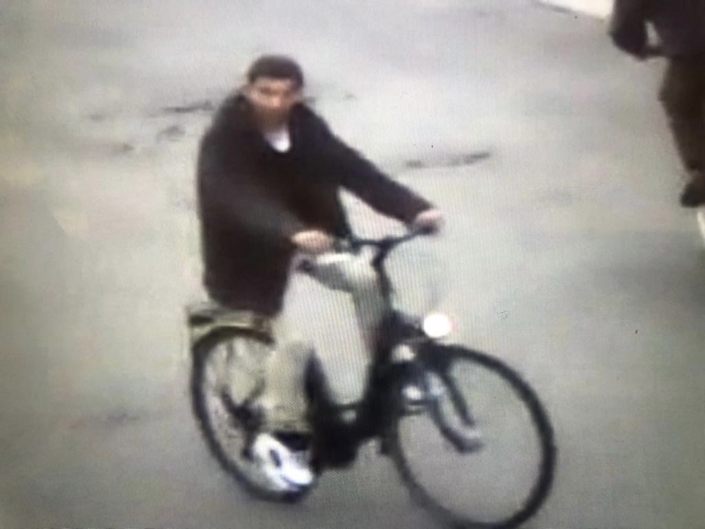 sofievermeersc1's tweet photo. Zoek de fiets of dief! Iemand iets gezien?? Fiets gestolen … https://t.co/cYHbE3lzBa