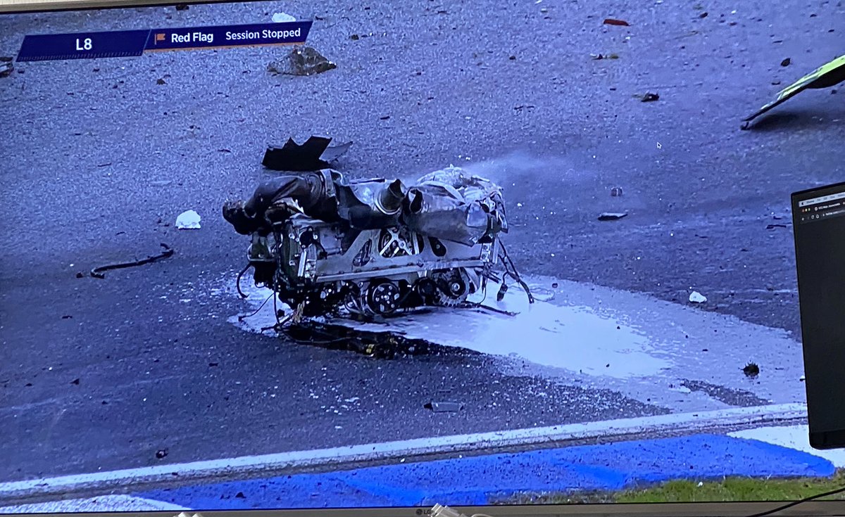 Hay un motor de un coche literalmente en el suelo. Qué salvaje ha sido.