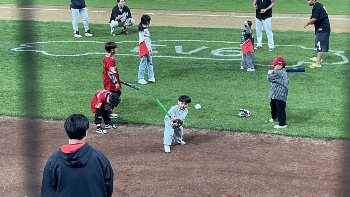 a7321_'s tweet photo. 해영이 역시 최고 투수라 그런가 타자만 세 명이 붙네 https://t.co/bWJsu4v6NJ