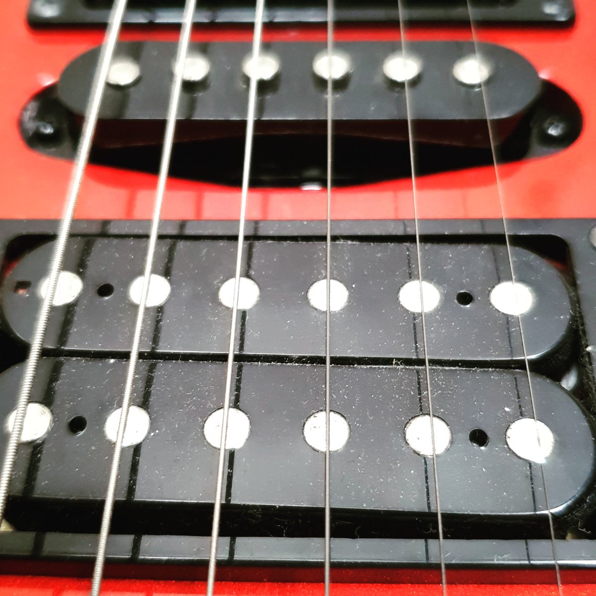 MikeM700's tweet photo. Damit es hier auch mal was anderes als #Tasten zu sehen gibt: bitte schön, #Saiten. Und gleich mal 6 Stück. Gel?

#Rock it Baby... 🎸🔊 https://t.co/I3X7gBeUxu