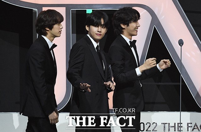 — Hilo con fotos de #BTS en TMA (The Fact Music Awards) 2022.

(+) más fotos abajo.
#BTSOnTMA2022 (<a href="/BTS_twt/">방탄소년단</a>)