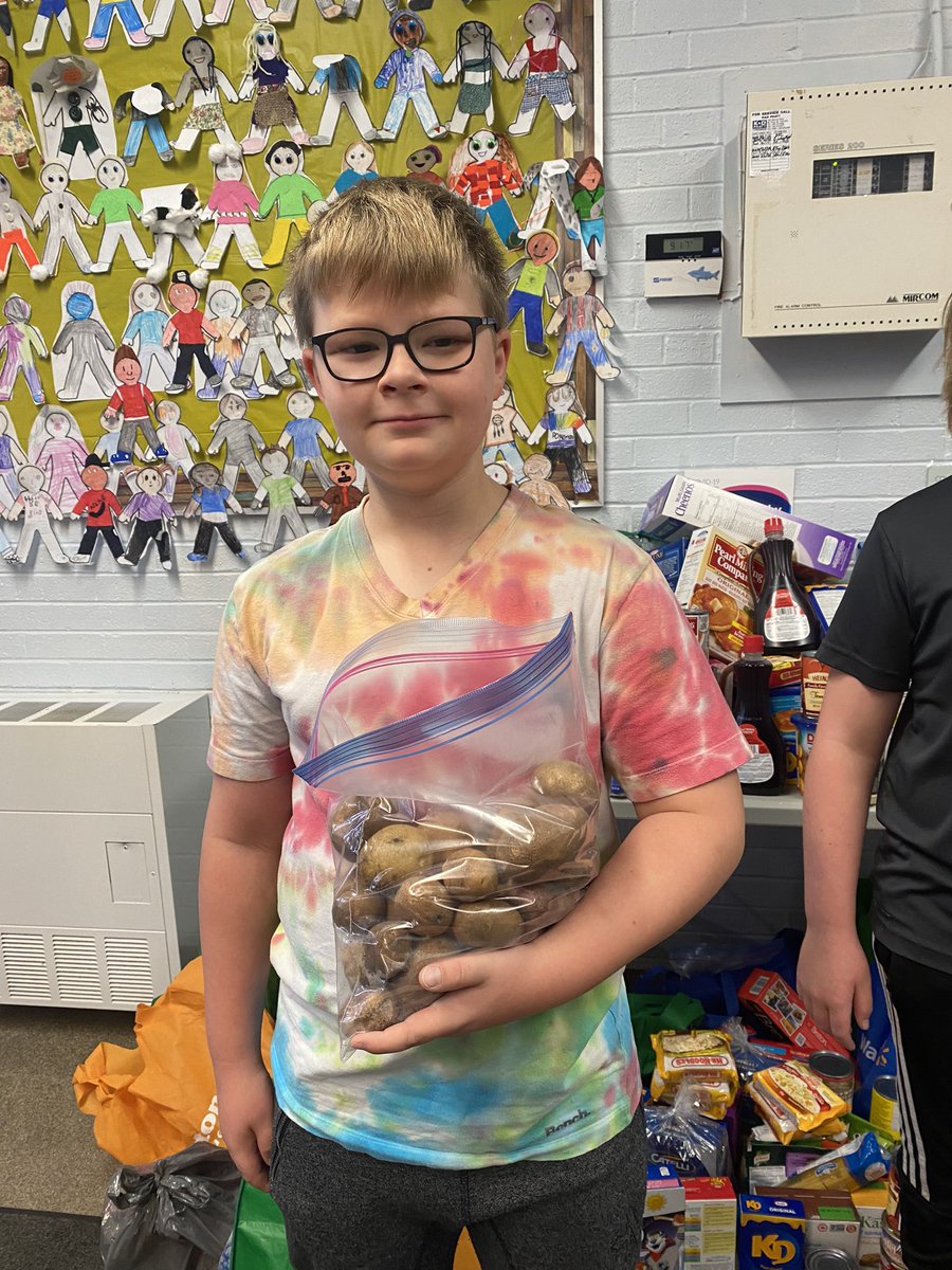 NoftallClass's tweet photo. The students at Upper Gullies Elementary grew some vegetables in our very own Gullies Garden. Some of those vegetables are being donated to our local food bank. @UGEABC @NLESDCA @🥔🥒🥔🥒 https://t.co/mejqKx5qdA