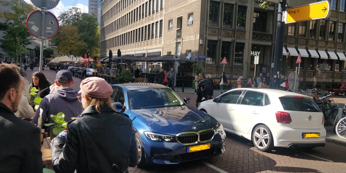 vamenos's tweet photo. Is #DeMeent #Rotterdam al autovrij?
Fietsers staan vast achter stilstaande auto's, terraspersoneel klaagt over overlast en automobilisten zoals die van HD-204-G racen voetgangers bijna aan & claxoneren agressief naar moeders+kinderen op fiets als ze niet uitwijken.
@vincentkar https://t.co/huA3Oaqmrm