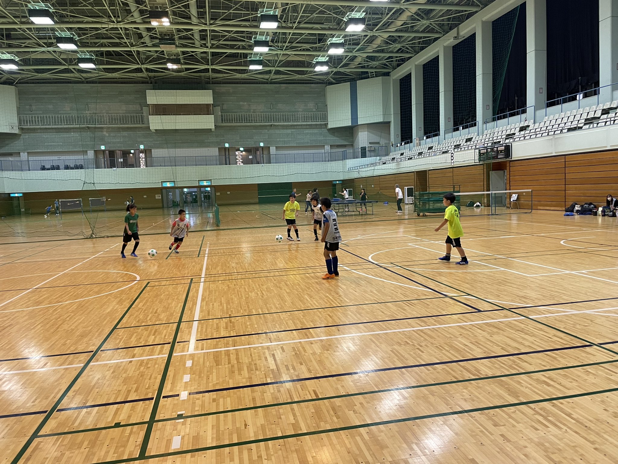 Tierra ティエラ 天才を育てるサッカースクール ヘディング 浮き玉 の基礎をトレーニングしつつ サッカー の目的は ポジションとは 攻め方は 守り方は 攻守の切り替えとは ボールへプレーすることなどをいろいろなゲームで確認 明日は各所で試合が