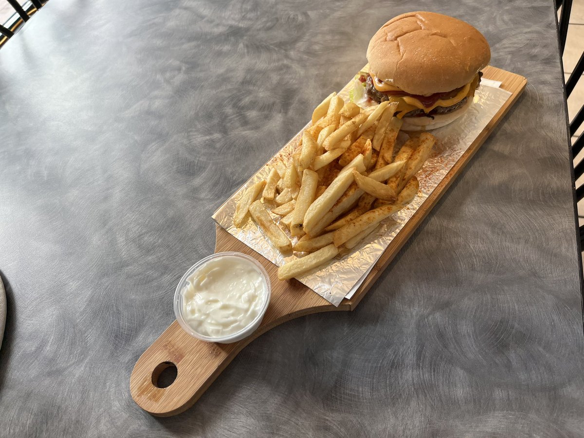 Visiting Ottawa so had to get Lebanese. Tried a newish highly-rated spot where signature dish a shawarma hamburger. Possibly the most exceptionally good burger ever encountered in this city (including Keg, Works, etc) but didn’t really scratch the desire for shawarma itself…🍔