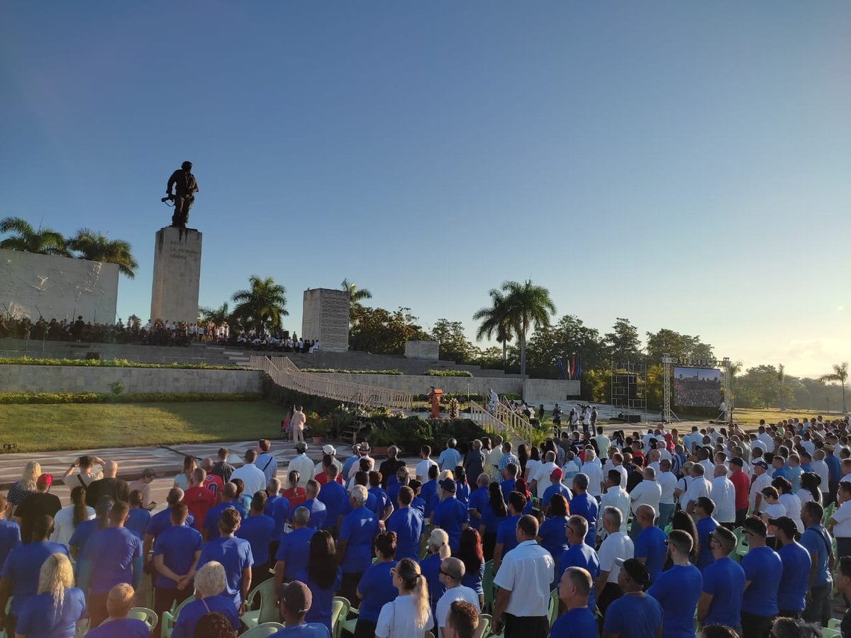 radiocmhw's tweet photo. #CheVive en #SantaClara, en el pueblo cubano, en los hombres de bien del mundo🌍. Su legado perdura.
Comienza el acto de honras al Guerrillero Heroico en el aniversario 55 de su caída en combate. #CubaHonra⭐ #VillaClara #Cuba #TenemosMemoria https://t.co/f625Oqd6sH