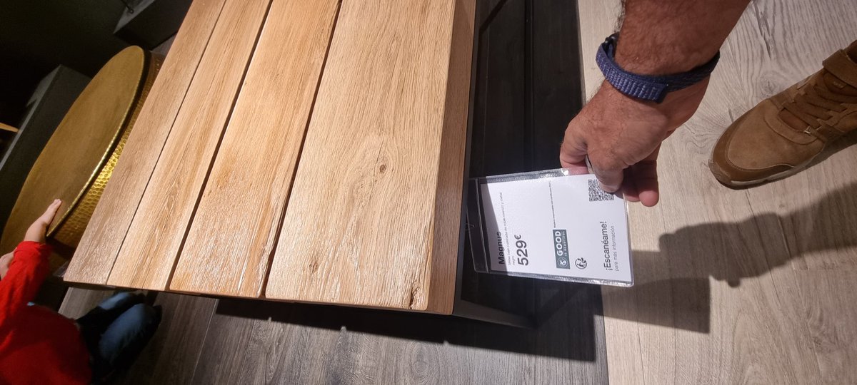 tellblom's tweet image. Bordet kostar €529 och de kan inte sätta brädorna med samma mellanrum.

#Designstore