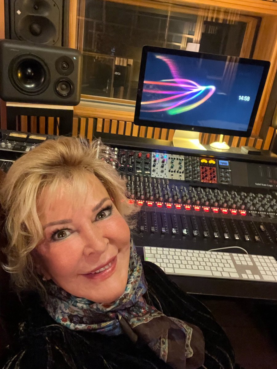 Kayıt harika gidiyor..
Uçağın insanları kavuşturduğu gibi bu müthiş teknoloji de kayıtlarla sesleri kalpten kalbe kavuşturuyor..
Tabii usta ellerin sayesinde, büyük emek, büyük çalışma!..teşekkürler <a href="/PurRecStudioIst/">Pür Rec.Studio Ist.</a>