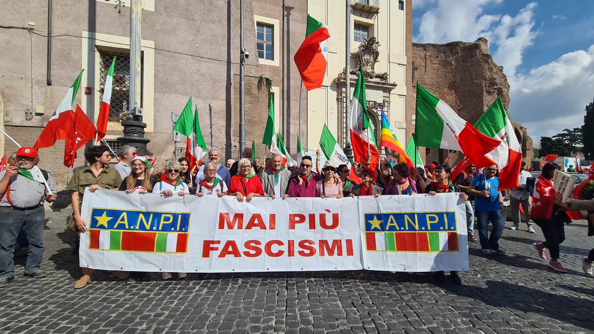 Adesso in Piazza della Repubblica a Roma. Lo striscione dell'#ANPI nazionale