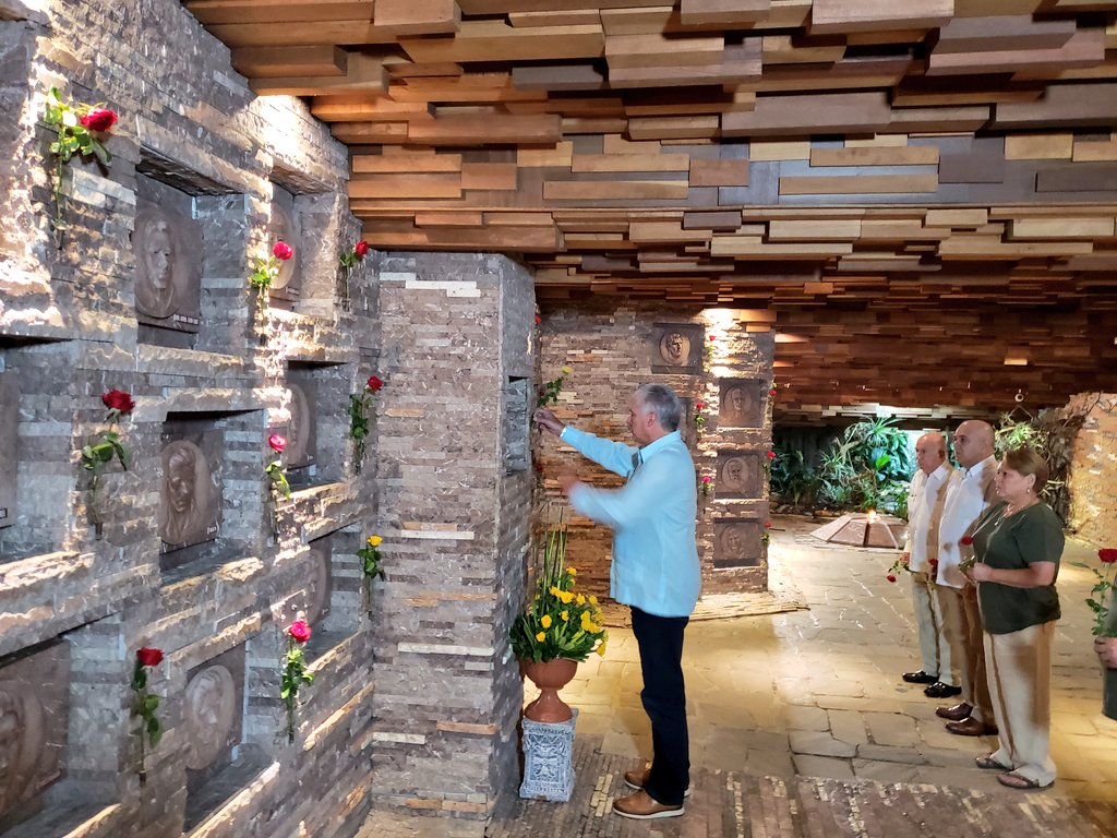 PresidenciaCuba's tweet photo. Buen día, #Cuba 🇨🇺

Hoy en el recuerdo el Comandante Ernesto Guevara de la Serna.

#AHORA el presidente @DiazCanelB está en Santa Clara, y  participa en el acto de homenaje al Che, que vive en cada batalla emprendida por Cuba. 

Lo acampañan más de 2 000 santaclareños.

#CheVive https://t.co/n1t2x60tFY