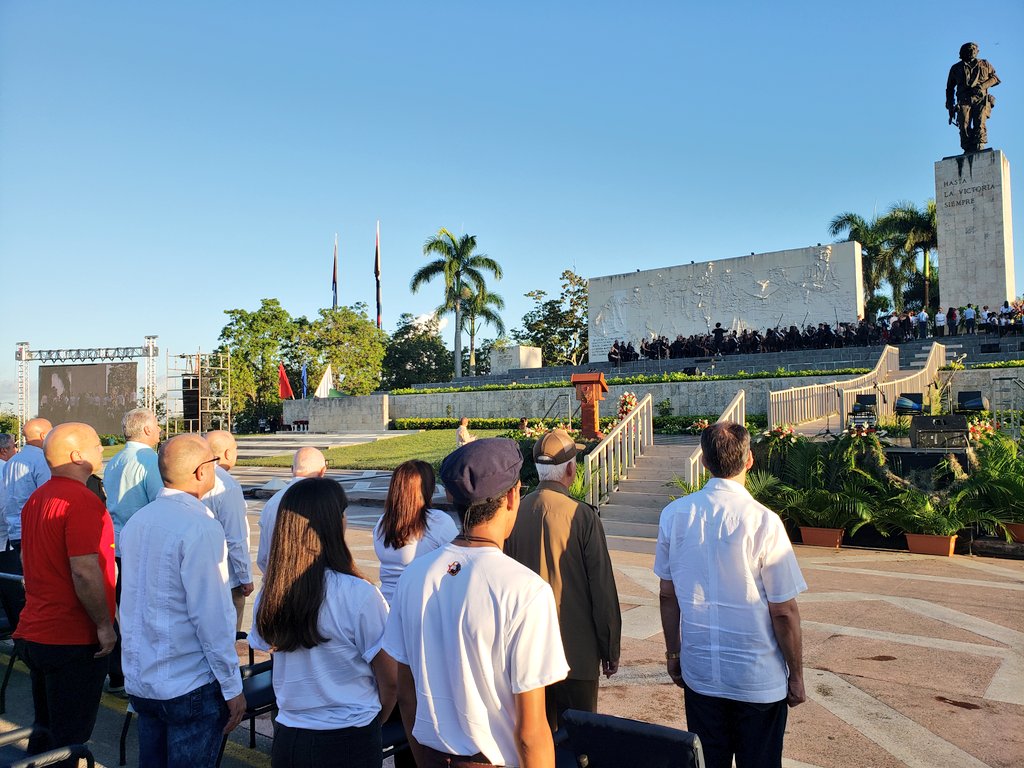 PresidenciaCuba's tweet photo. Buen día, #Cuba 🇨🇺

Hoy en el recuerdo el Comandante Ernesto Guevara de la Serna.

#AHORA el presidente @DiazCanelB está en Santa Clara, y  participa en el acto de homenaje al Che, que vive en cada batalla emprendida por Cuba. 

Lo acampañan más de 2 000 santaclareños.

#CheVive https://t.co/n1t2x60tFY