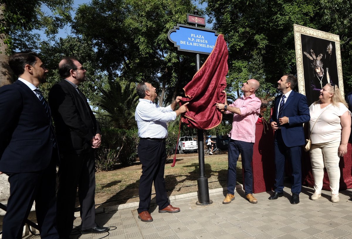 Ayto_Sevilla's tweet photo. 📍 Rotulada la Plaza Nuestro Padre Jesús de la Humildad en la barriada de Las Góndolas de Sevilla Este a propuesta de la asociación de fieles @HumildadEspiga.

✅ La petición ha contado con gran respaldo popular por el arraigo de esta entidad en el barrio: https://t.co/huQ1VixnnD https://t.co/eBSy7shAos