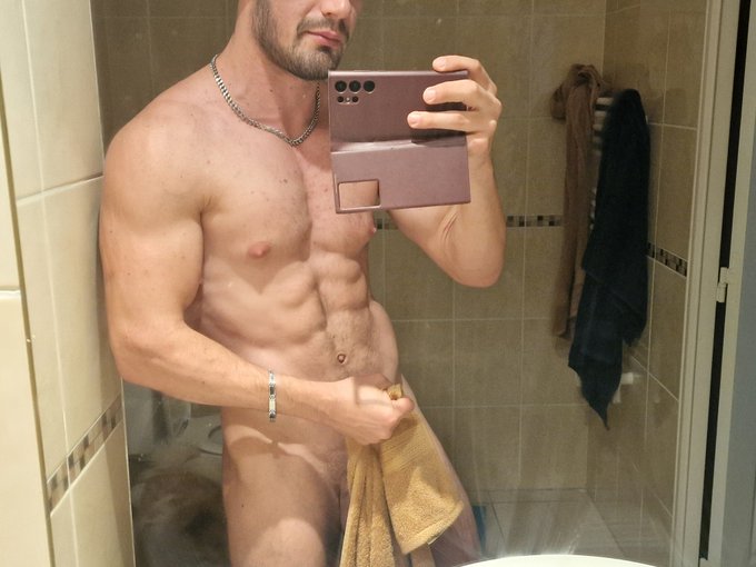 Avant d aller a la douche   before going to the shower https://t.co/5aDdPeczaV
