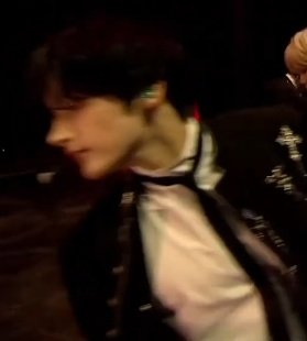yeonfarie's tweet photo. and the streets said he was playing cookie run minutes before he went on stage? https://t.co/WySUhA7FDl