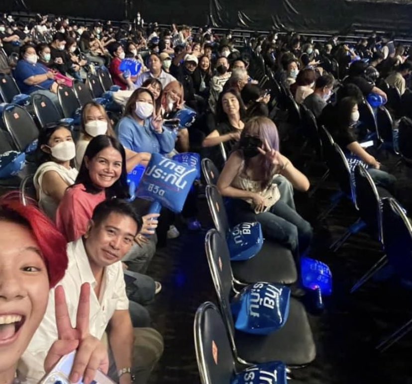 sunshineindae_'s tweet photo. ฮือออบอุ่นกันมากเลย คนซัพพอร์ตพวกก้อนพร้อมมาก! สู้ๆนะเจ้าก้อน🤍 #4EVExTheGentlemenLive https://t.co/PLs7G721o3