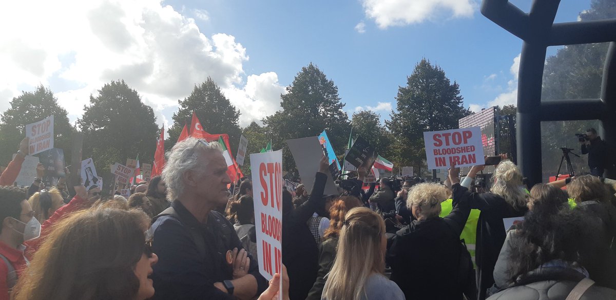Ruth Kronenburg (@ruthkronenburg) on Twitter photo Bij de demonstratie tegen het Iraans regime en voor de vrijheid. Bij de demonstratie tegen het Iraans regime en voor de vrijheid.