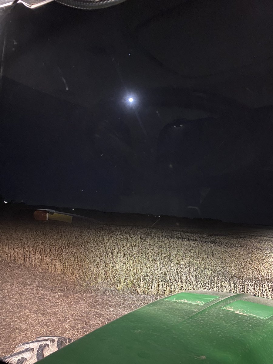 KurtisShipp's tweet photo. Full moon early this morning.  You can tell it’s getting cold you can see the ground’s breath 😂 https://t.co/YDk74qpmVl