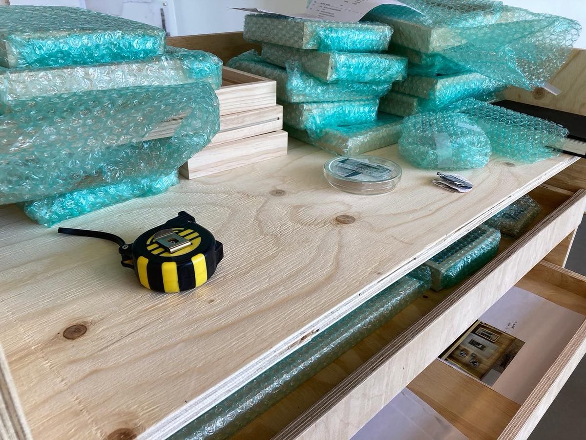 zijn druk bezig met de  opbouw van de expositie‘Kunstenaars IN BEELD’. Te zien vanaf 15 oktober, opening op vrijdag 14 oktober om 16 uur. #cbkemmen #expositie #kunstenaarsinbeeld