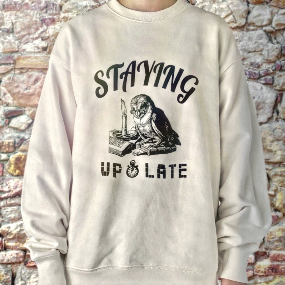 ANTITHE16141170's tweet photo. 夜行性のフクロウに対して『Staying up late（＝夜更かし）』の文字をプリントした遊び心ある一枚です。

★ユニセックス　¥4,171〜

◼️ショップはこちら😃
https://t.co/anFHUodYen

#スウェットコーデ #メンズファッション #ふくろう #古着 https://t.co/O0O2gMTS5t