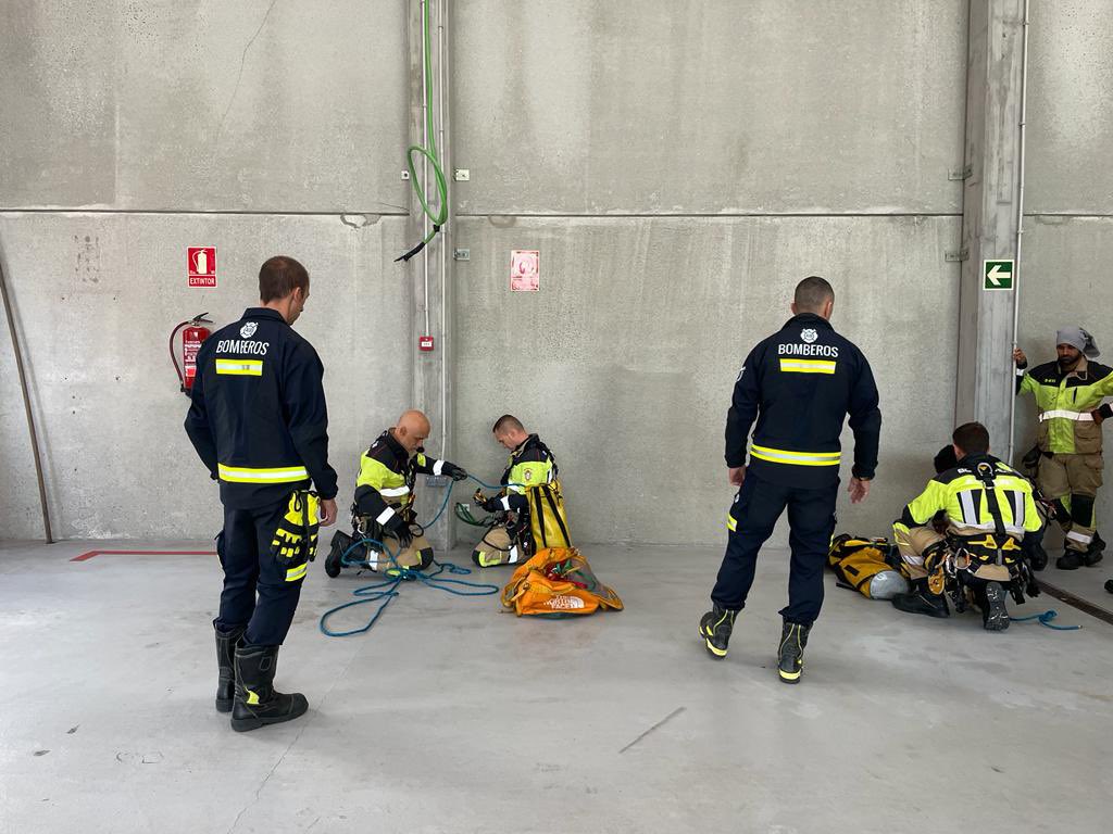 aib_de's tweet photo. Al tratarse de un curso muy práctico, además de los aspectos teóricos, l@s profesionales participan en talleres y simulacros donde pueden practicar todos los conocimientos y habilidades adquiridos https://t.co/kOYfZifJIa