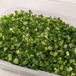 野菜の保存ライフハック。小ネギを冷凍する時はペーパーをかぶせること!