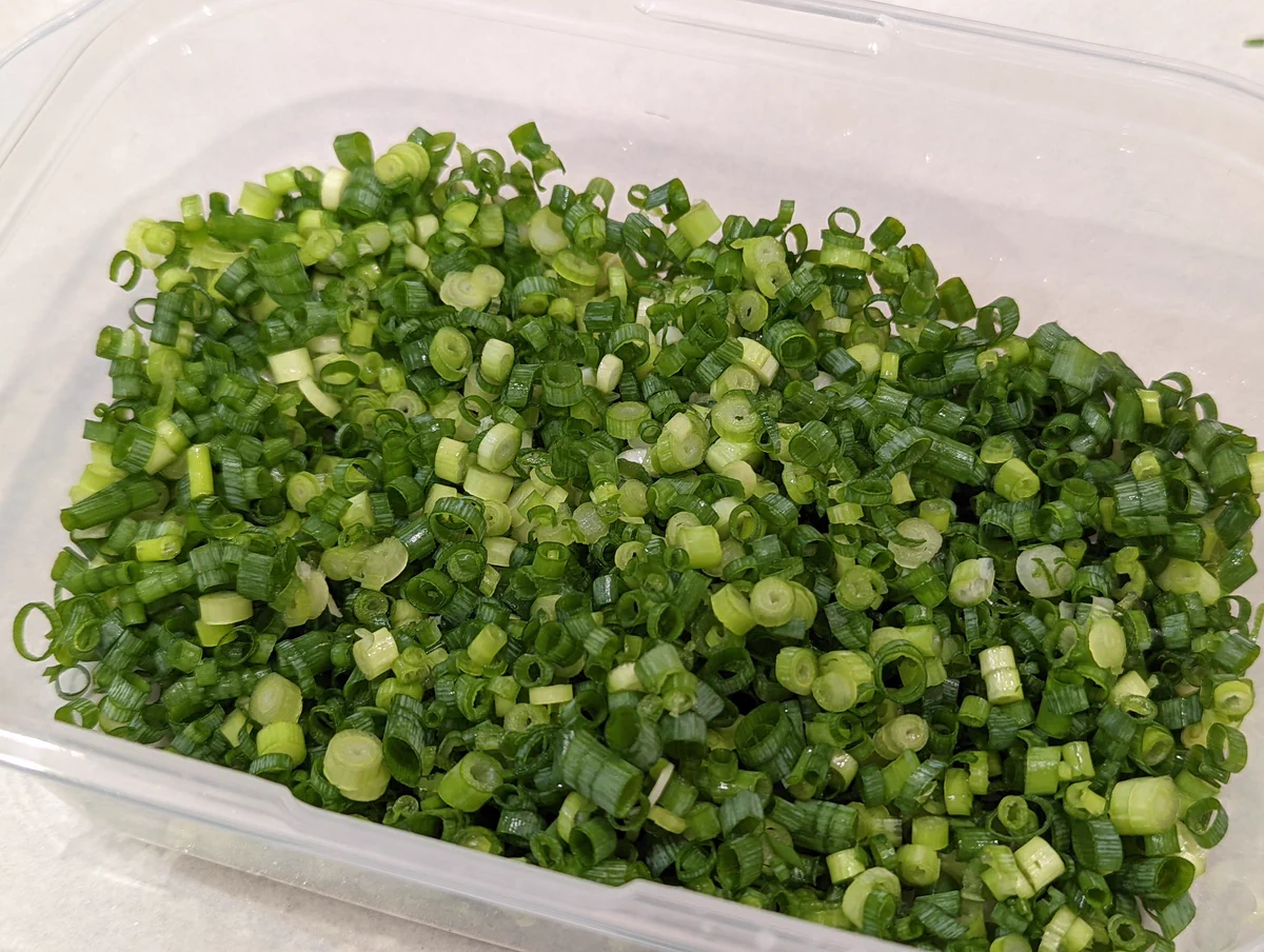 野菜の保存ライフハック。小ネギを冷凍する時はペーパーをかぶせること！