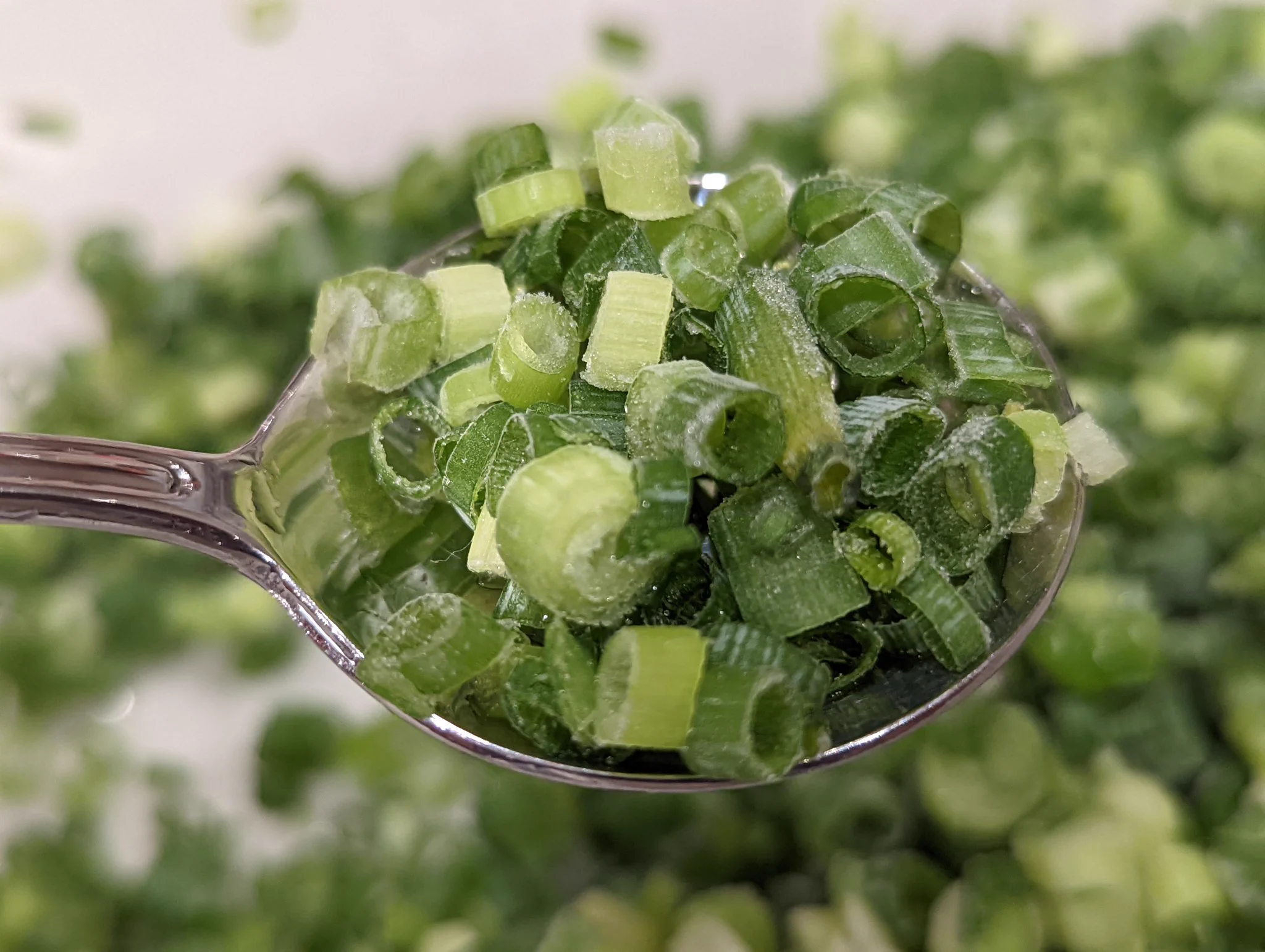 野菜の保存ライフハック。小ネギを冷凍する時はペーパーをかぶせること！