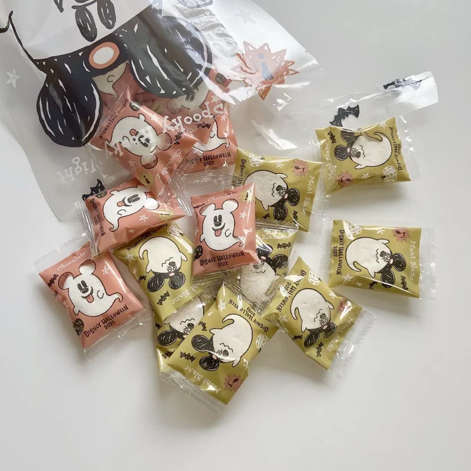 【かわいい】一目惚れして即カゴした!ディズニーランドの「新作おみやげ」味も見た目も100点満点です!  ディズニーランドで見つけた「マシュマロ」が可愛すぎるゴーストのイラストが入った袋にワクワクが止まりません。チョコとモンブラン味の2種類が入っていますよ〜! 