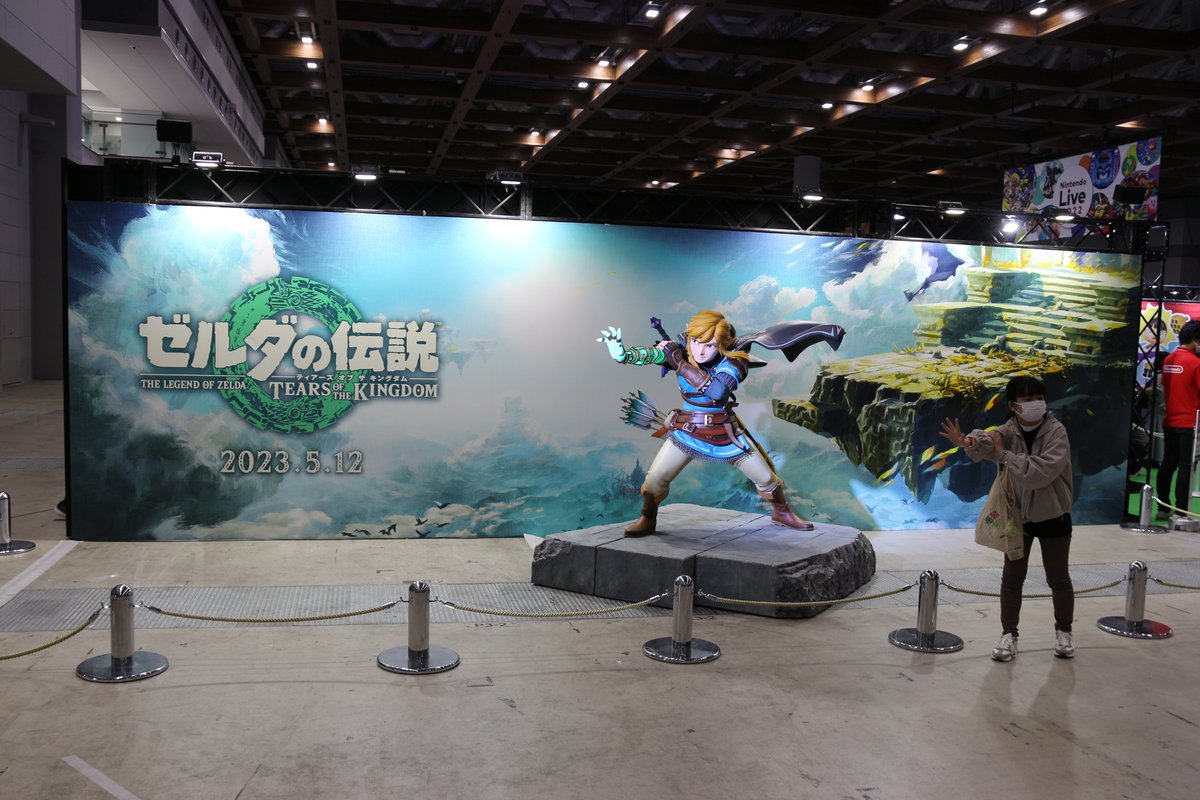 NintendoActu's tweet photo. Une statue grandeur nature de Link de The Legend of Zelda: Tears of the Kingdom est exposée au Japon pour le Nintendo Live 2022 ! #Zelda via @game_watch https://t.co/OjXolMACrc