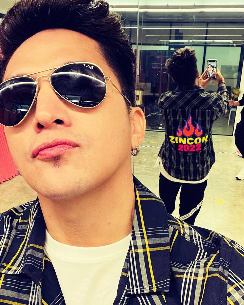 TMLCrew_Fanpage's tweet photo. Kramer #OutfitCheck 🧐 : #JamSession wt Zj Mauricio
Cool man 😎 with nice outfit 🔥🖤
@kramer0421 in #zincon shirt
❤️🤍❤️🤍❤🤍
#TMLCrew #zumbafitness #Zumba #dancefitness#zumbawear #zumbaworldwide #zin #zincommunity #zumbajapan #zincommunityjp #TMLCre… https://t.co/TrNIYYswne https://t.co/2jgnsaieL6