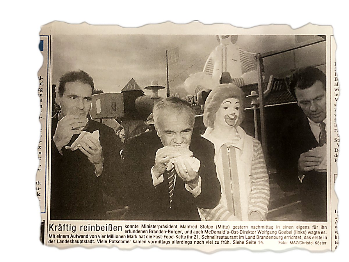 Lange Schlangen vor Potsdams erstem McDonald’s. Zur Eröffnung vor genau 25 Jahren kam sogar der damalige Ministerpräsident – und biss in einen „Branden-Burger“, wie ein altes Foto von <a href="/maz_online/">Märkische Allgemeine</a> beweist. <a href="/McDonaldsDENews/">McDonald's Deutschland</a>  maz-online.de/lokales/potsda…