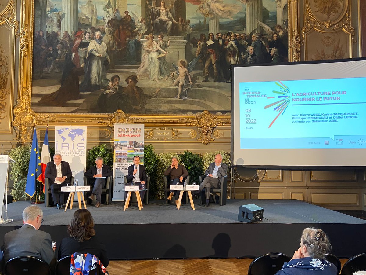 InstitutIRIS's tweet photo. #Internationales de @dijon Début de la table ronde "L'agriculture pour nourrir le futur" 🌍🌾🚜 avec Pierre Guez, Karine Jacquemart, @PLEMANCEAU, @lenoirdidier21. Animée par @sebastien_abis ⤵️ https://t.co/jqJ8N2PEg8