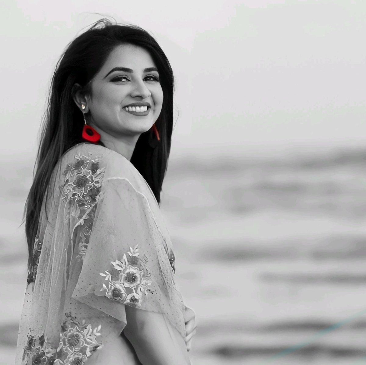 قـوسِ قــزح کــے رنگـــ تھــے میــرے  وجود میــں!!!
احبابـــ ســارے رنگــوں کــے اندھـے ملـے مجھــے!!!