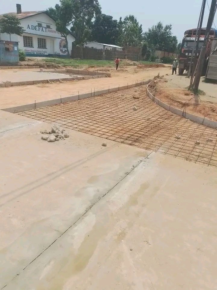 coeurdafriqueM's tweet photo. Dans les rues de la ville de #kananga province du #kasai central , les travaux de bétonnage évoluent à pas géant , bravos aux warriors et #FATSHIBETON qui bétonne les routes ratées plusieurs fois en asphaltage. #congo #eko #mbonga.

@beton_junior @leParrainRDC @central_sage https://t.co/N5iy2N4hev