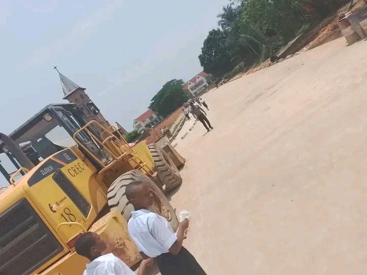 coeurdafriqueM's tweet photo. Dans les rues de la ville de #kananga province du #kasai central , les travaux de bétonnage évoluent à pas géant , bravos aux warriors et #FATSHIBETON qui bétonne les routes ratées plusieurs fois en asphaltage. #congo #eko #mbonga.

@beton_junior @leParrainRDC @central_sage https://t.co/N5iy2N4hev
