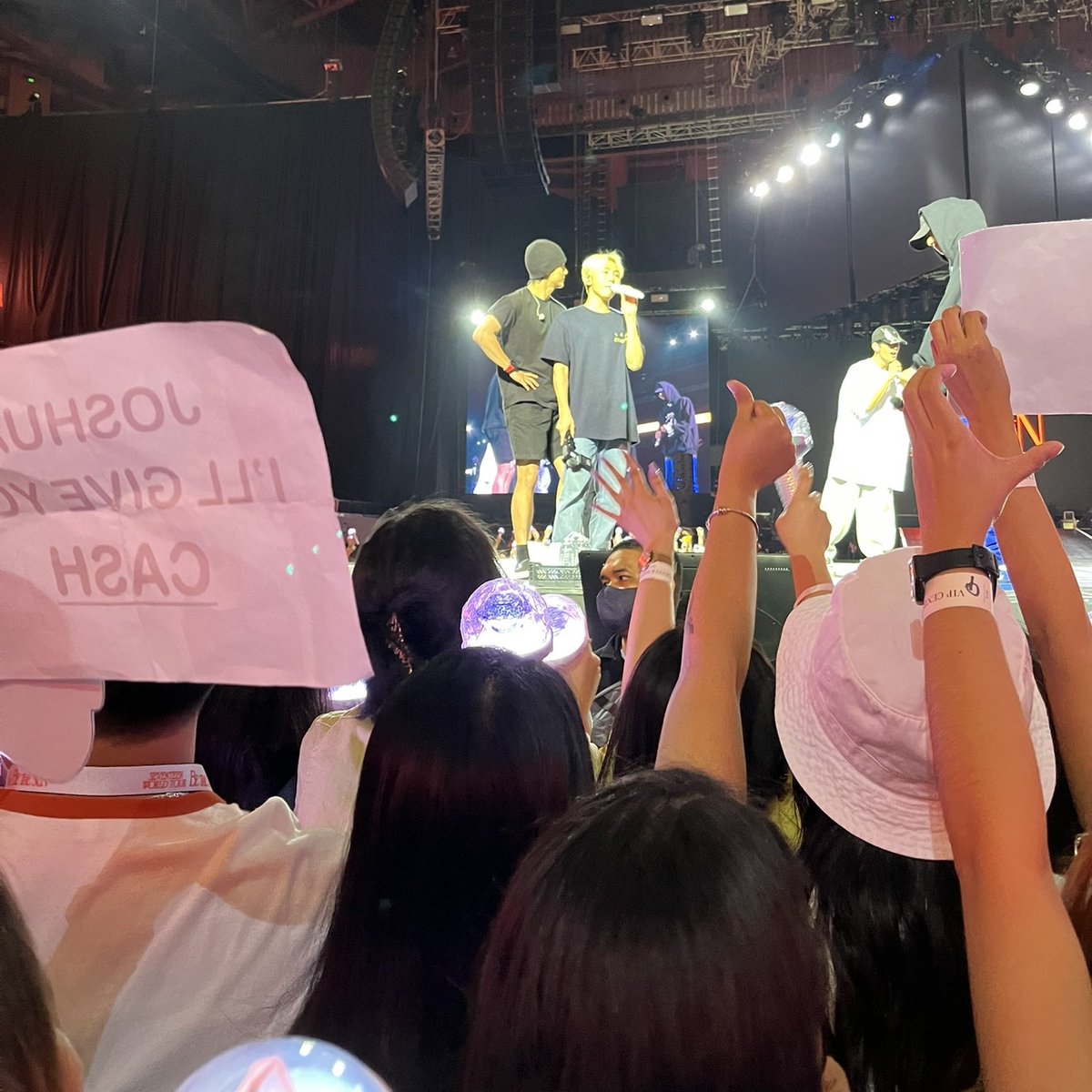 mainlyjh's tweet photo. "JOSHUA I'LL GIVE YOU CASH" 😭😭 https://t.co/nGjd4vRR1B